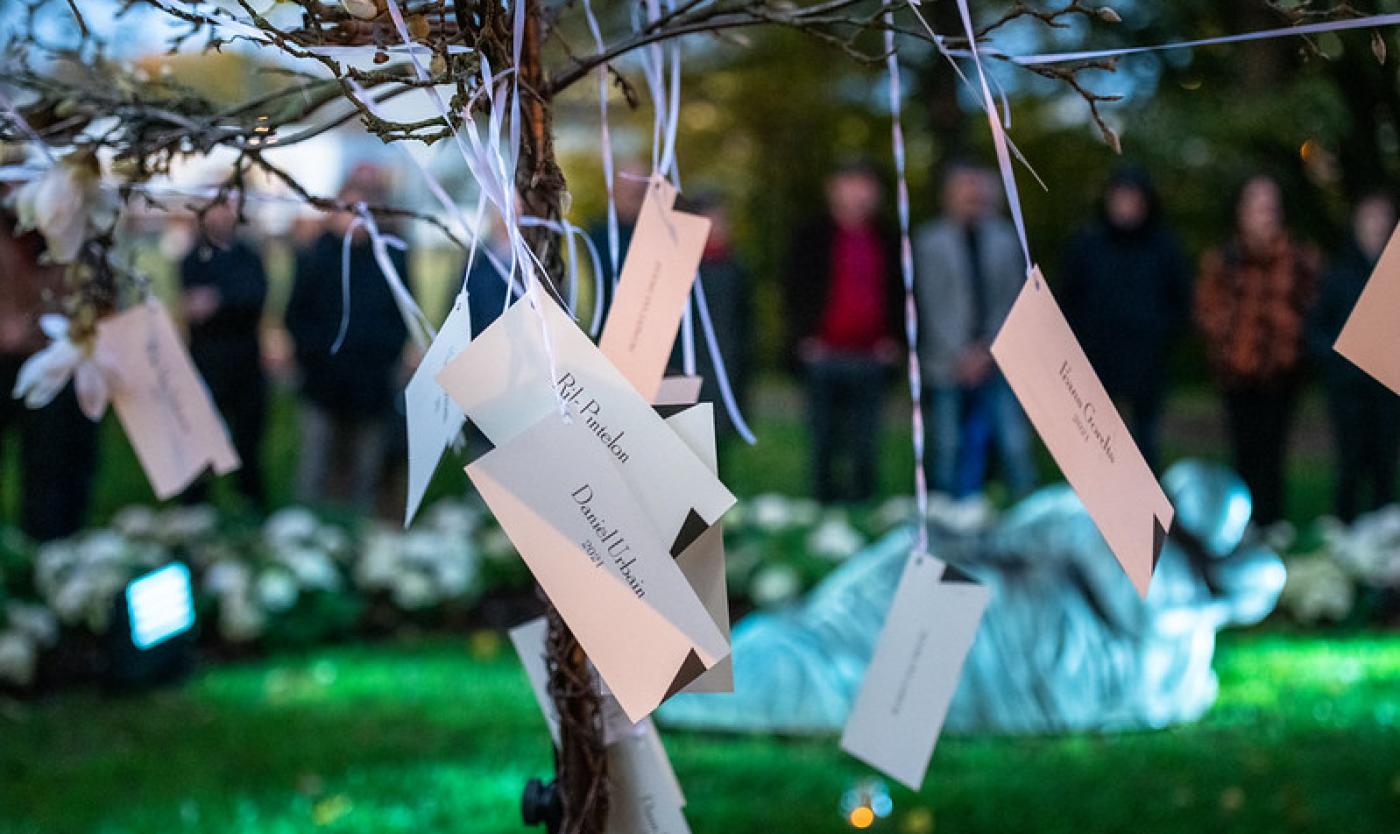 Boom met naamkaartjes tijdens het moment van troost