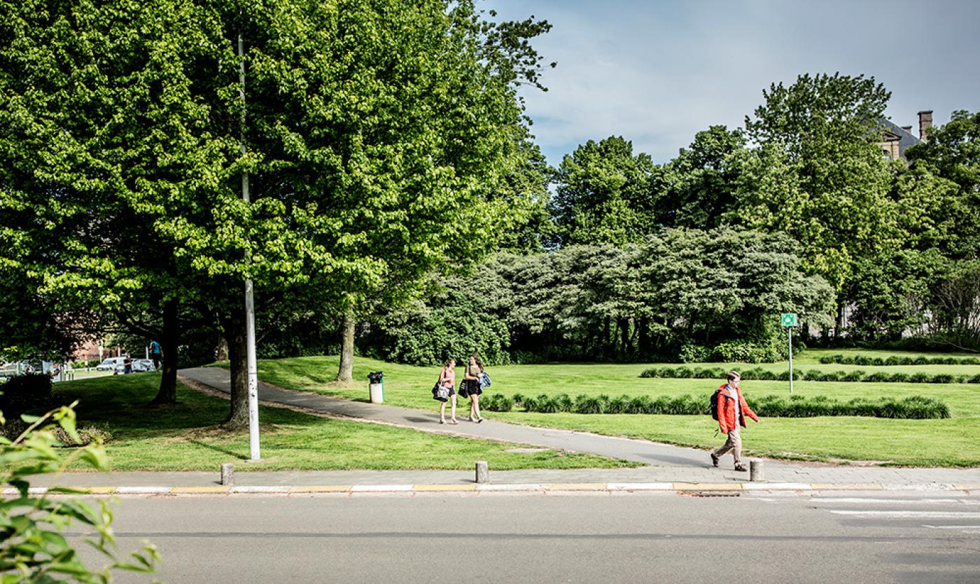 VUB campusingang met wandelende studenten