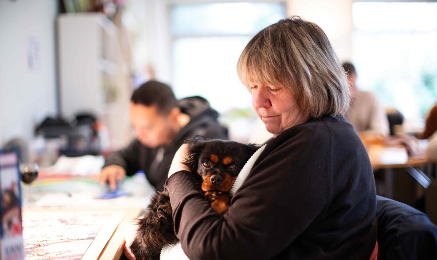 Leifhuis Wemmel Vrouw met hondje Leifhuis Wemmel Vrouw met hondje
