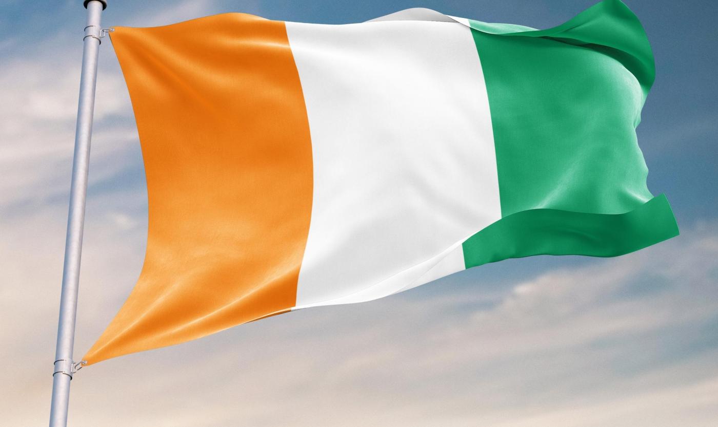Vlag van Ivoorkust dat in de lucht wappert