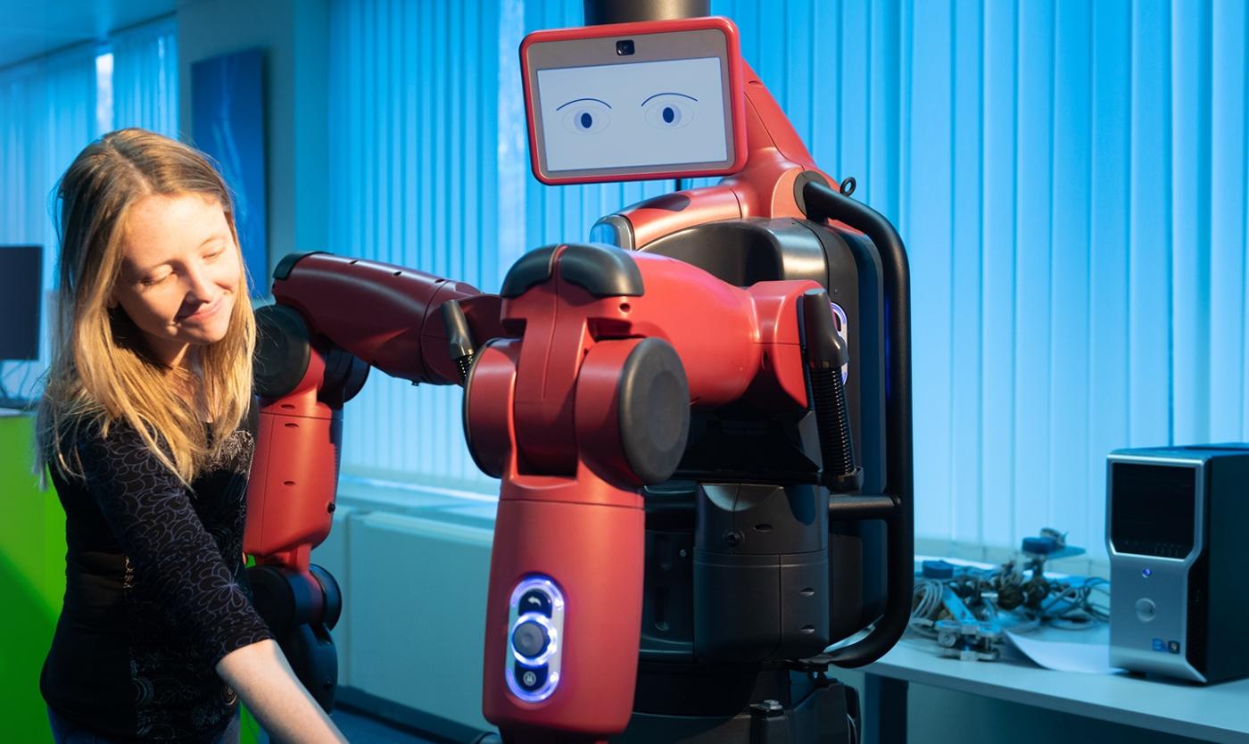 Wetenschapper en robot in interactie Wetenschapper en robot in interactie