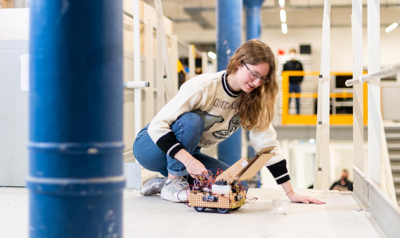 Student experimenteert in het fablab van de VUB