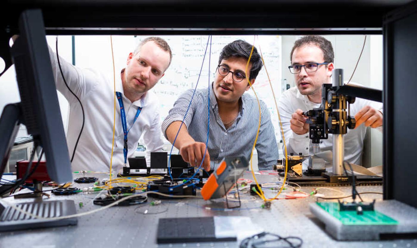 Wetenschappers in fotonicalabo