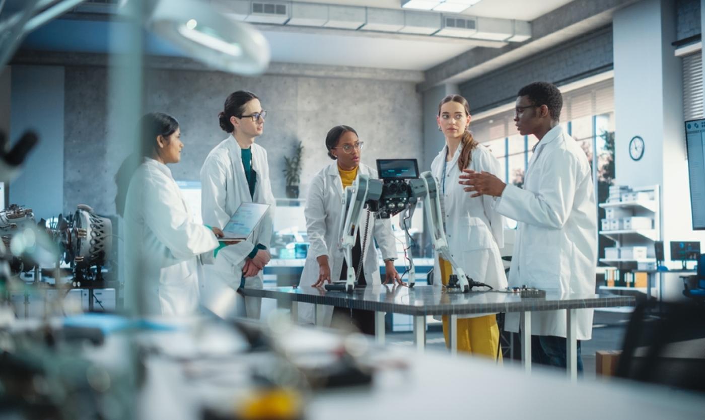 Groep jonge onderzoekers in labo