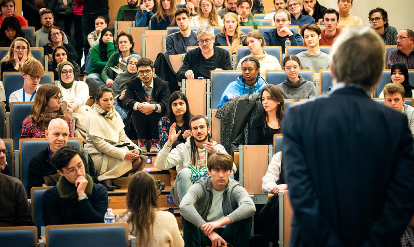 Student stelt vraag aan Ben Feringa