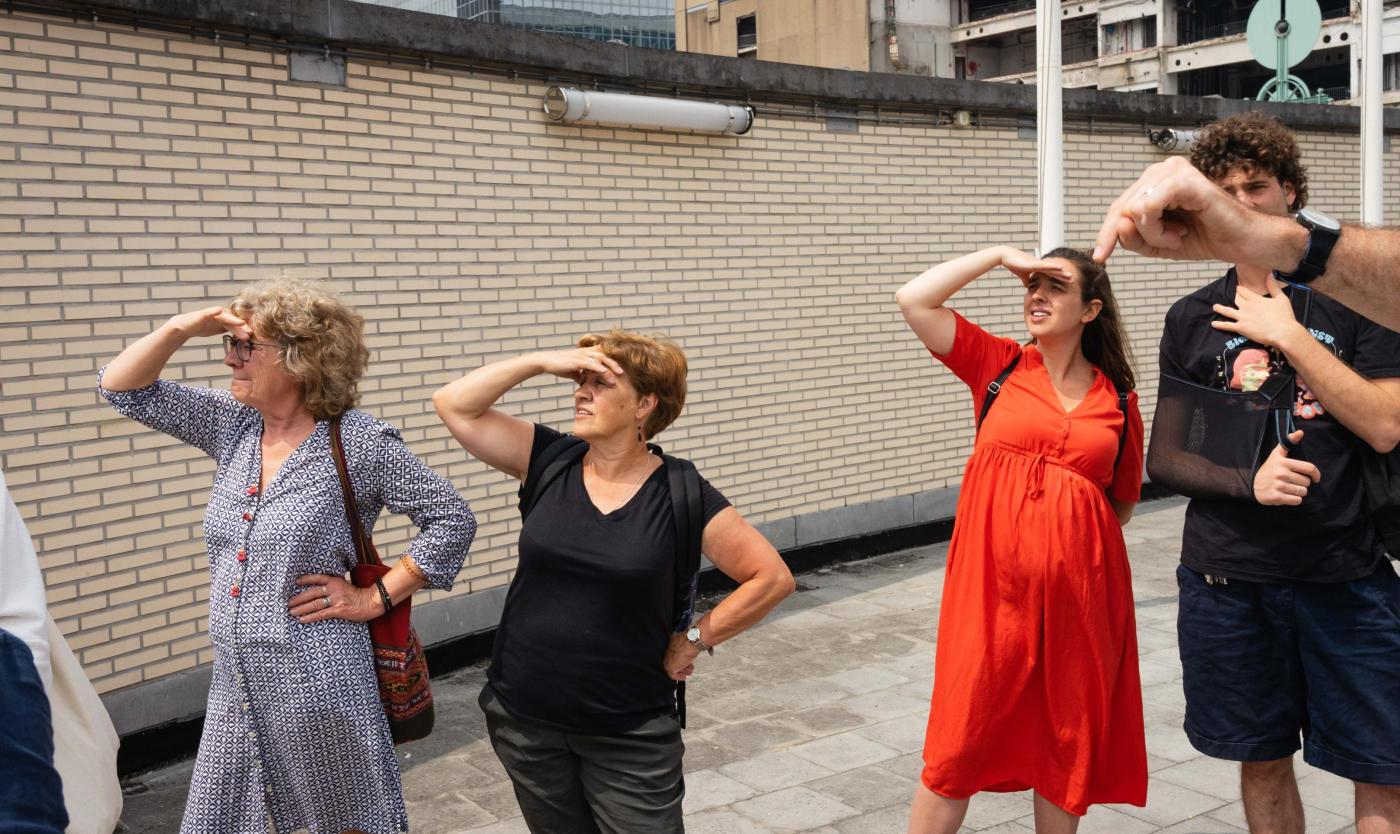 Beeld uit workshop rond bouwen aan de bruggen, mensen kijken in de verte. 