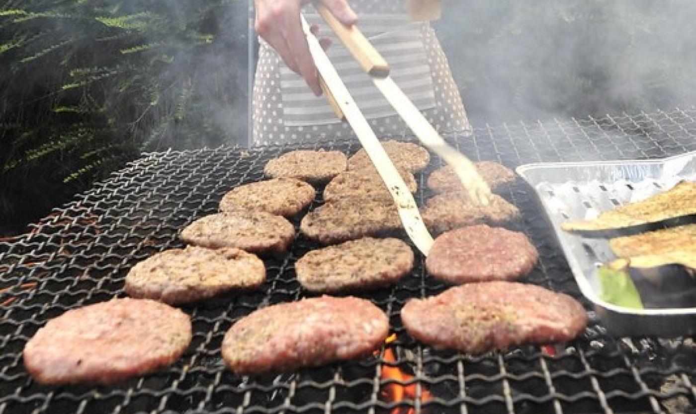 Jongen aan de BBQ