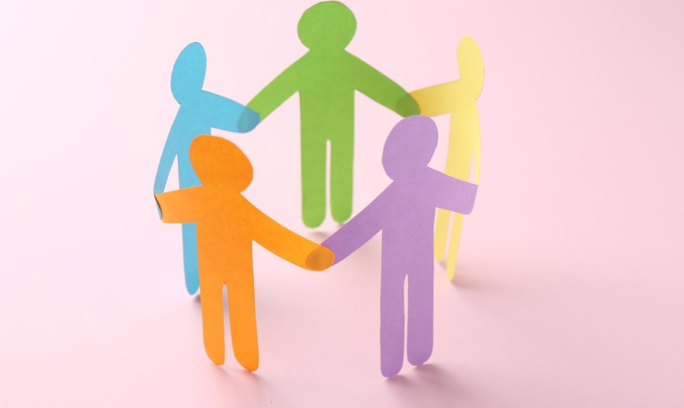 Papieren mannetjes staan hand in hand Papieren mannetjes staan hand in hand