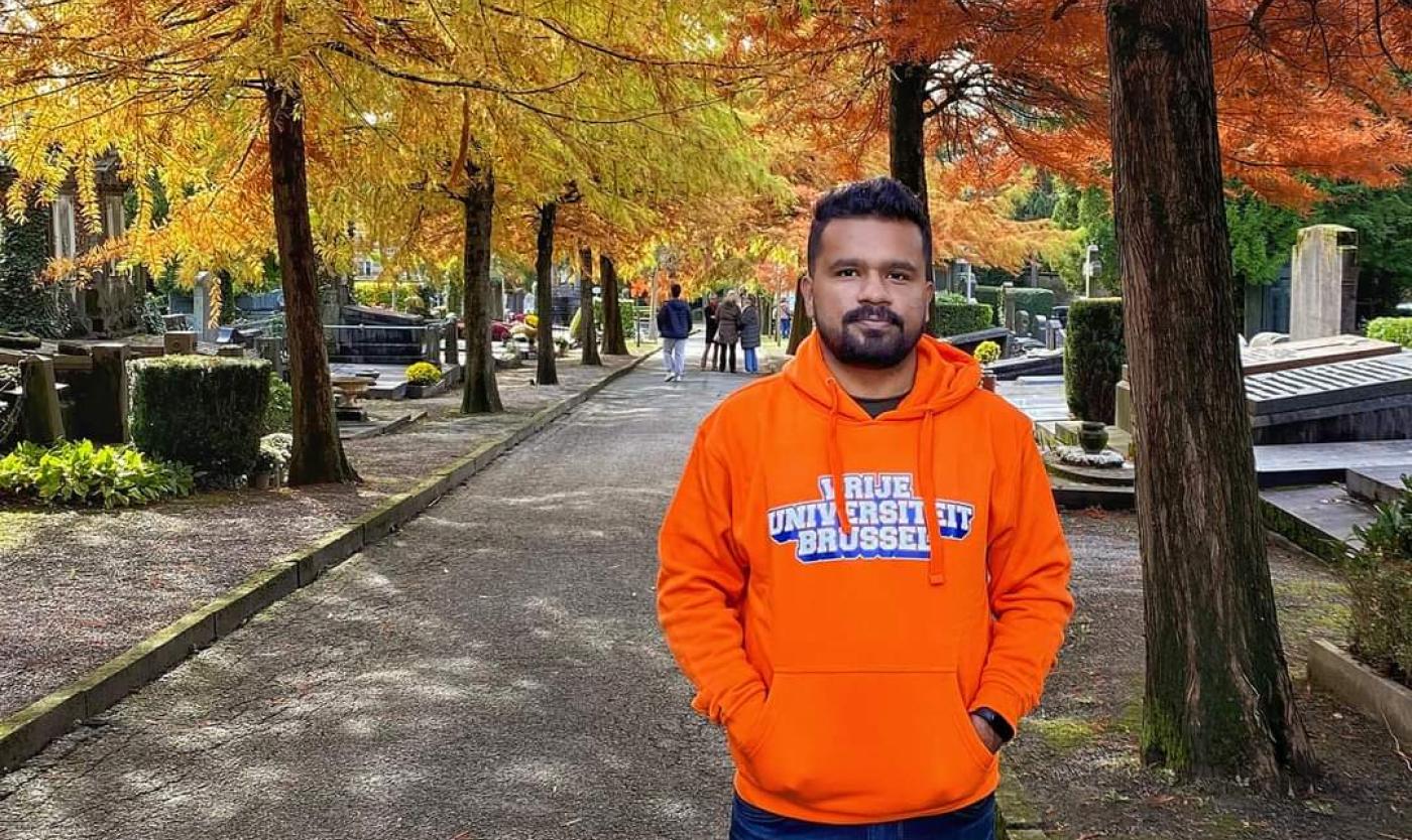 Bony Islam Khan met een trui van de VUB