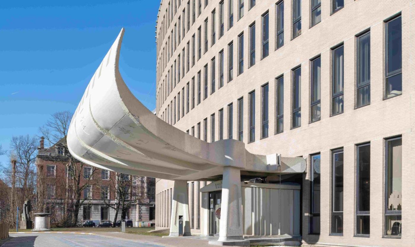 Voorgevel rectoraatsgebouw VUB na restauratie van de inkomluifel 