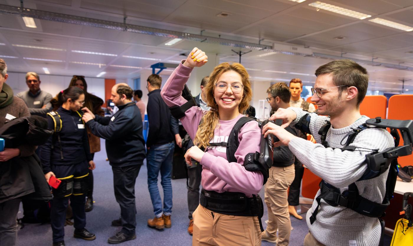 Vrouwelijke studente test AI Robot uit tijdens AugmentX