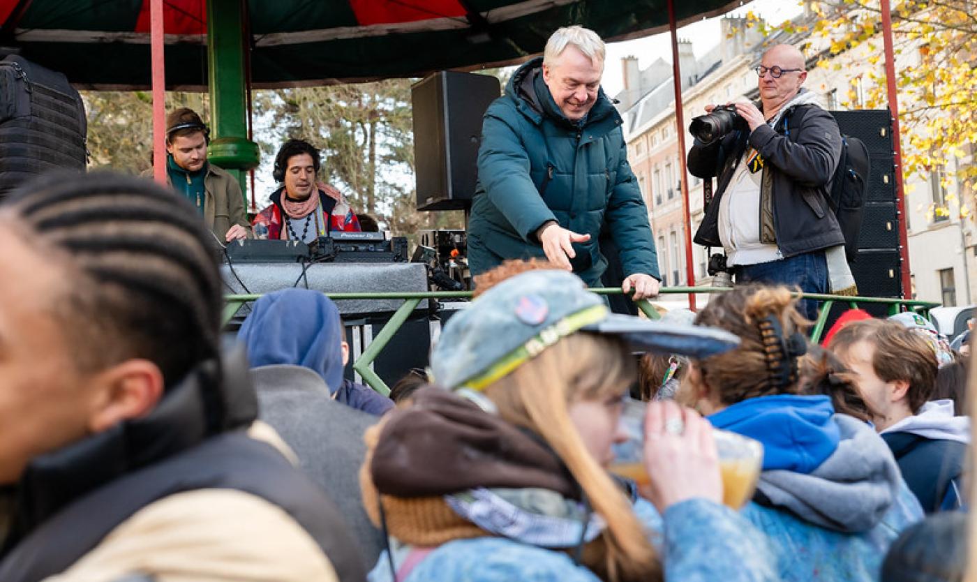 VUB-rector Jan Danckaert op het podium van de Grote Zavel tussen een zee van studenten.