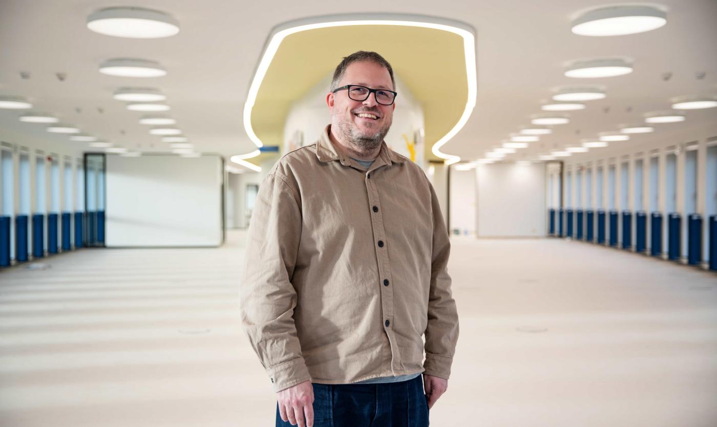 Bart Sibiel in het gerenoveerde Braemgebouw (foto: Greetje Van Buggenhout)