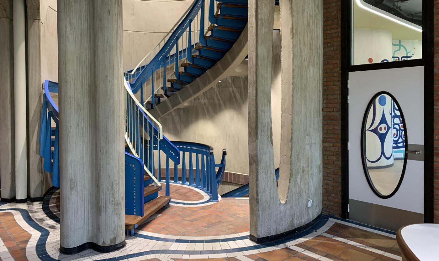 Inkomhal met monumentale traphal van het Braemgebouw (Foto: Origin, 2024)