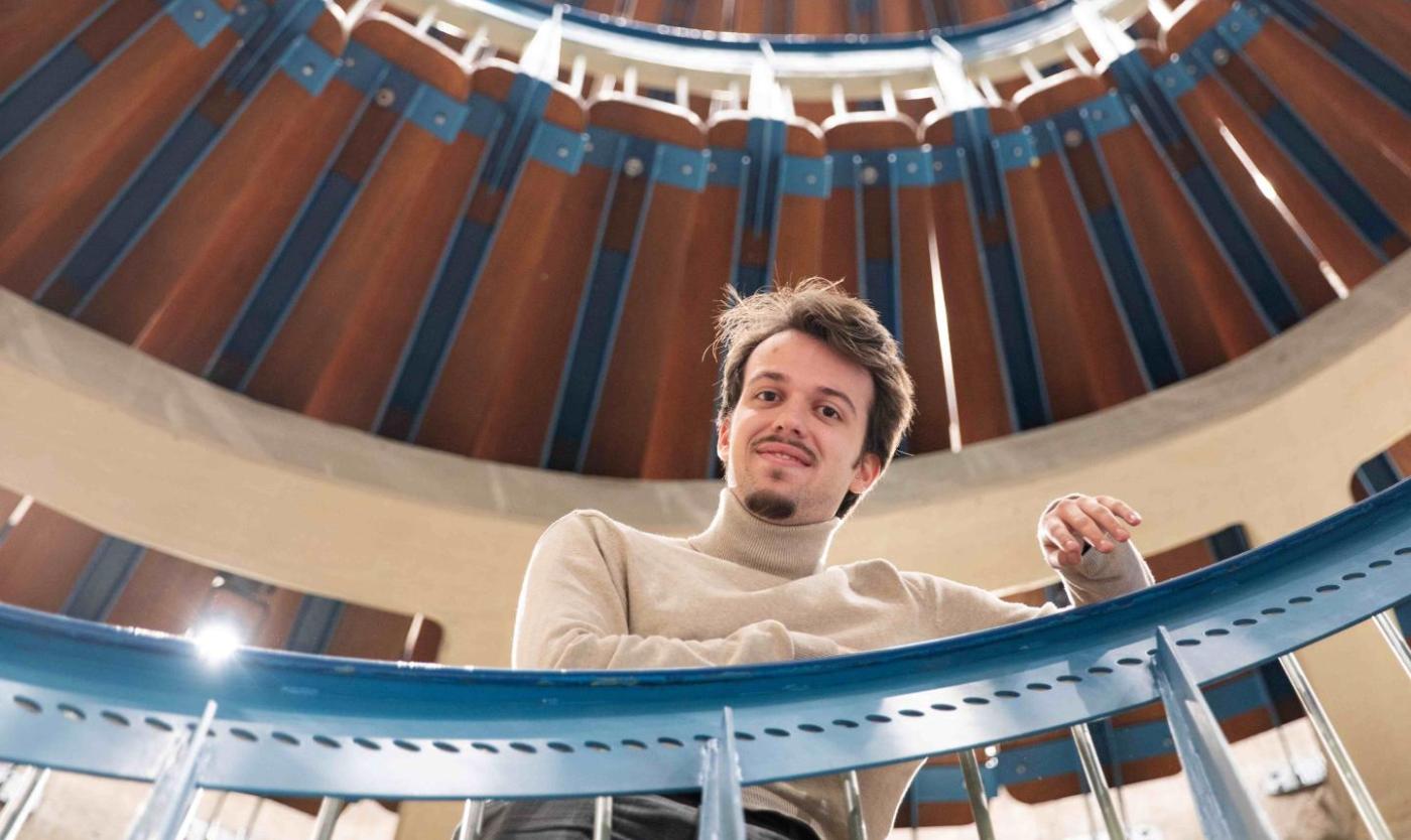 Jurre Smets in het gerenoveerde Braemgebouw (Foto: Greetje Van Buggenhout)