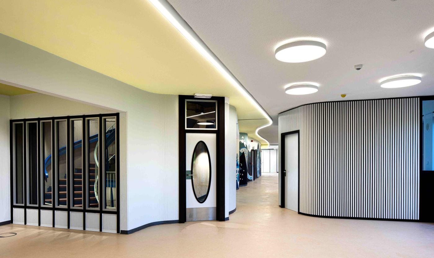 Tweede verdieping, zicht inkomzone van landschapskantoor met zicht naar de monumentale trap, na uitgevoerde werkzaamheden (Foto: H. Hermans)