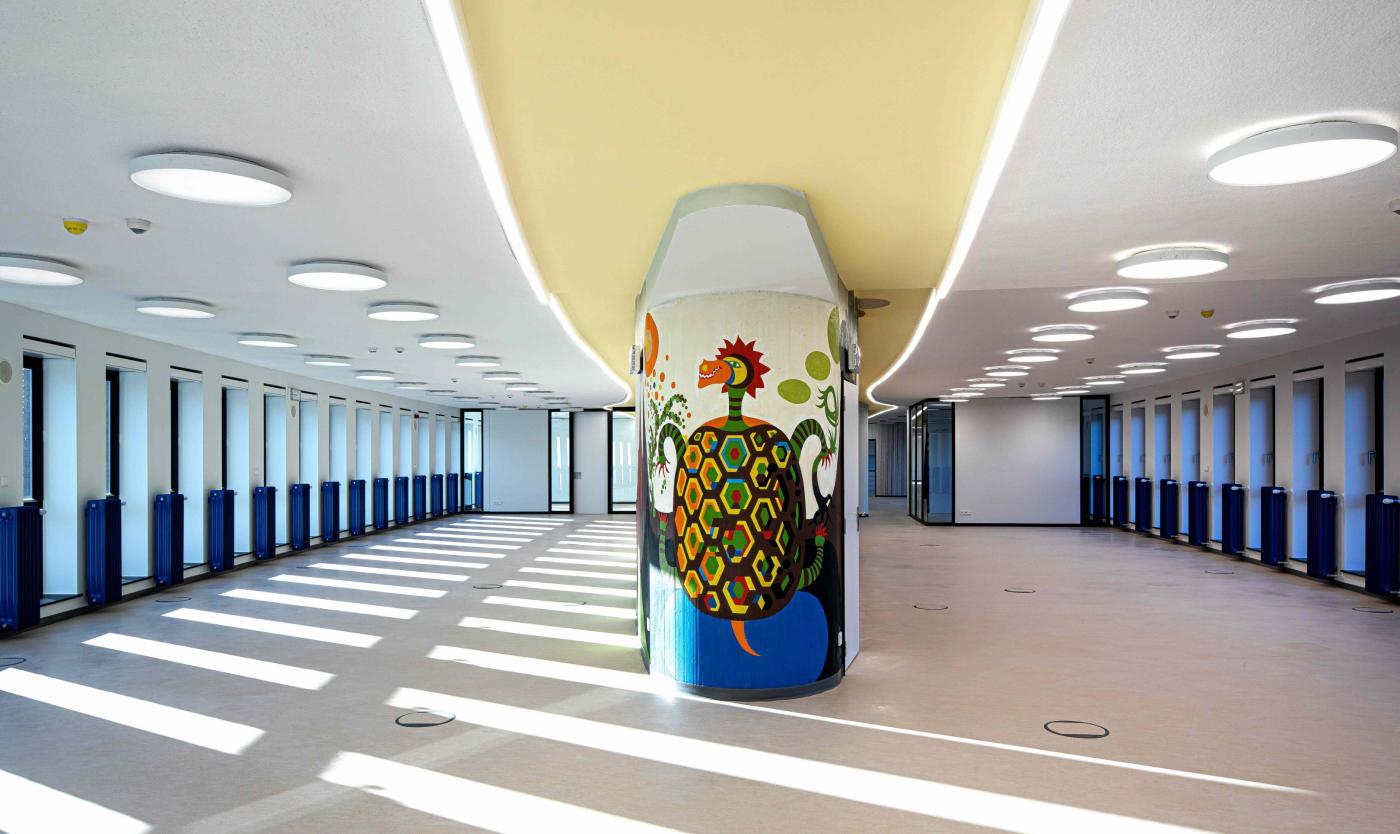 Zicht op open landschapskantoor op tweede verdieping van het gerenoveerde Braemgebouw (foto H. Hermans)