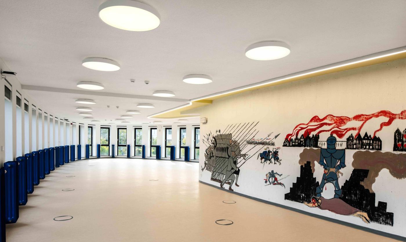 Zicht op open landschapskantoor en muurschildering op vierde verdieping van het Braemgebouw (Foto: H Hermans)