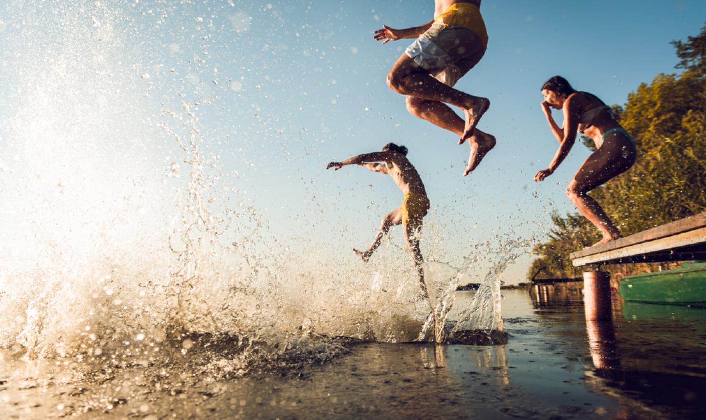 jonge mensen die springen