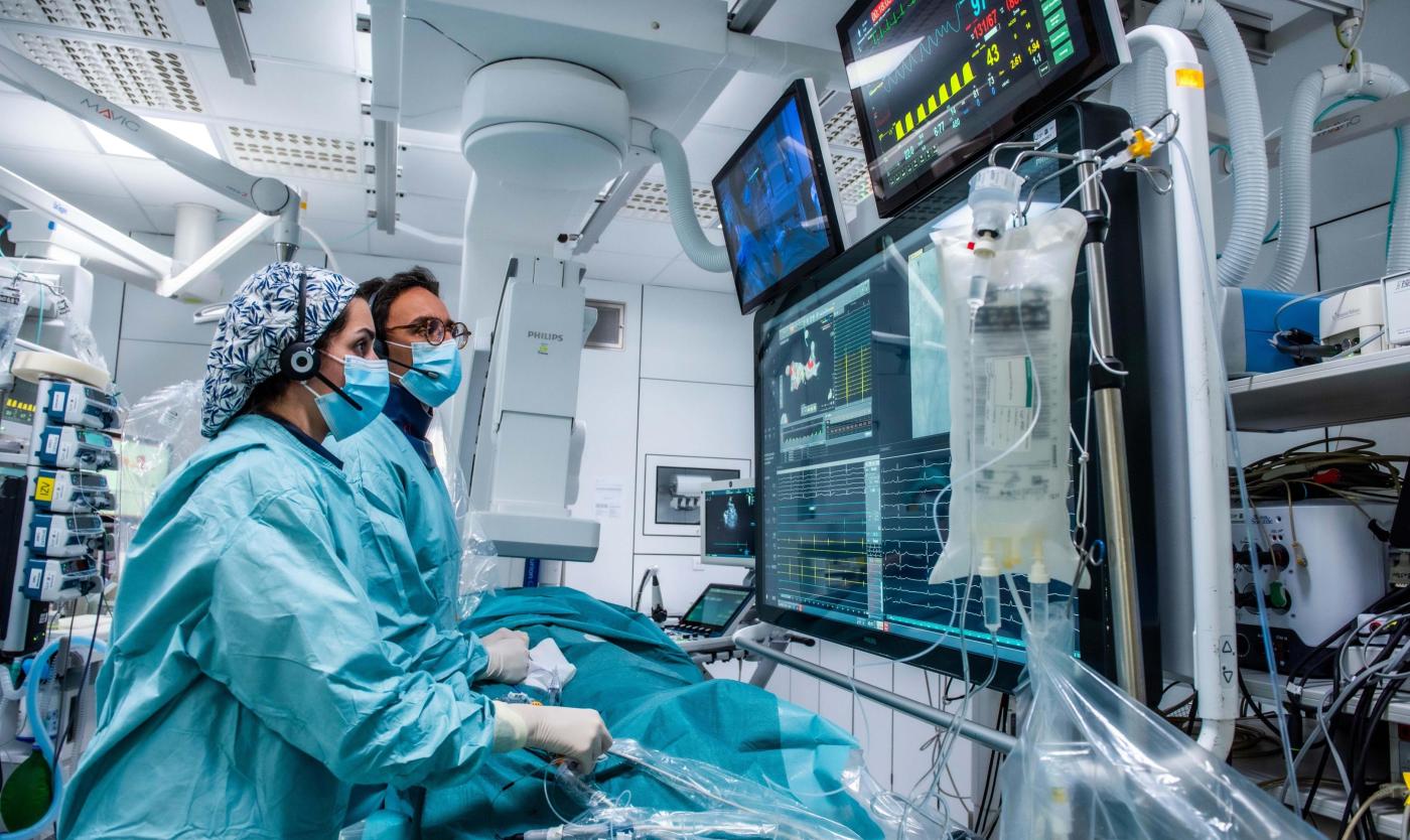 Artsen voeren operatie uit in Cathlab in het UZ Brussel