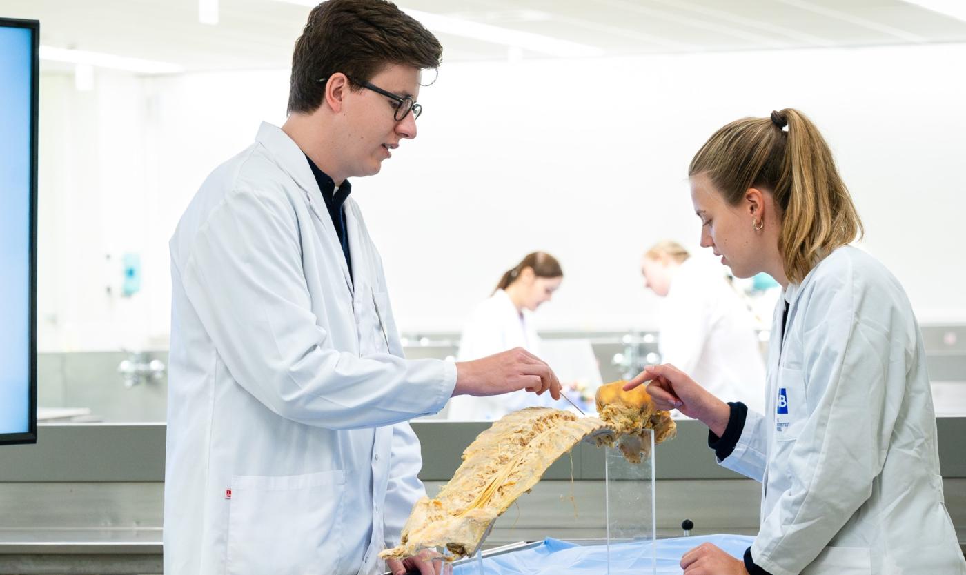 Studenten in de anatomiezaal op de Brussels Health Campus