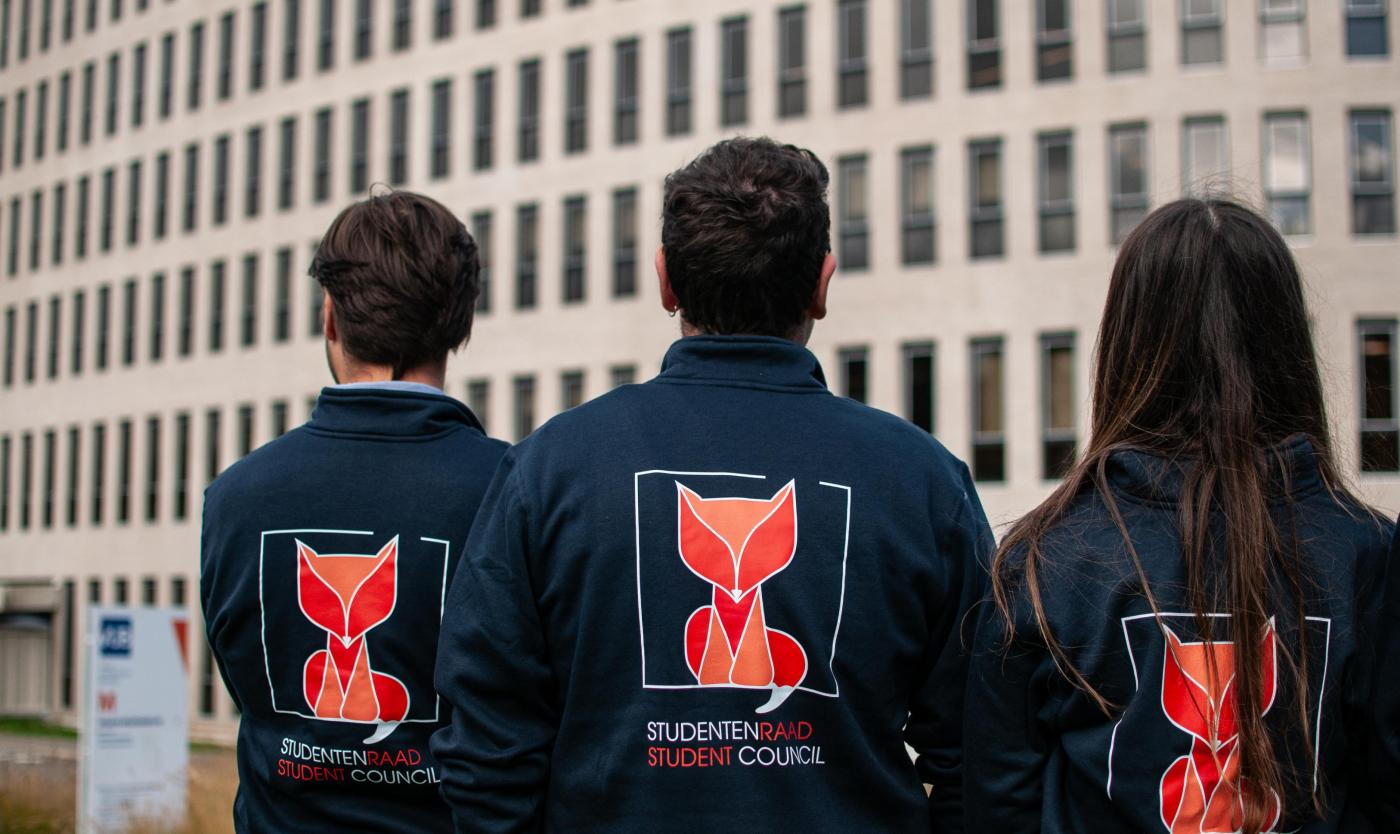 Foto van studentenraadsleden voor het Braem-gebouw Foto van studentenraadsleden voor het Braem-gebouw