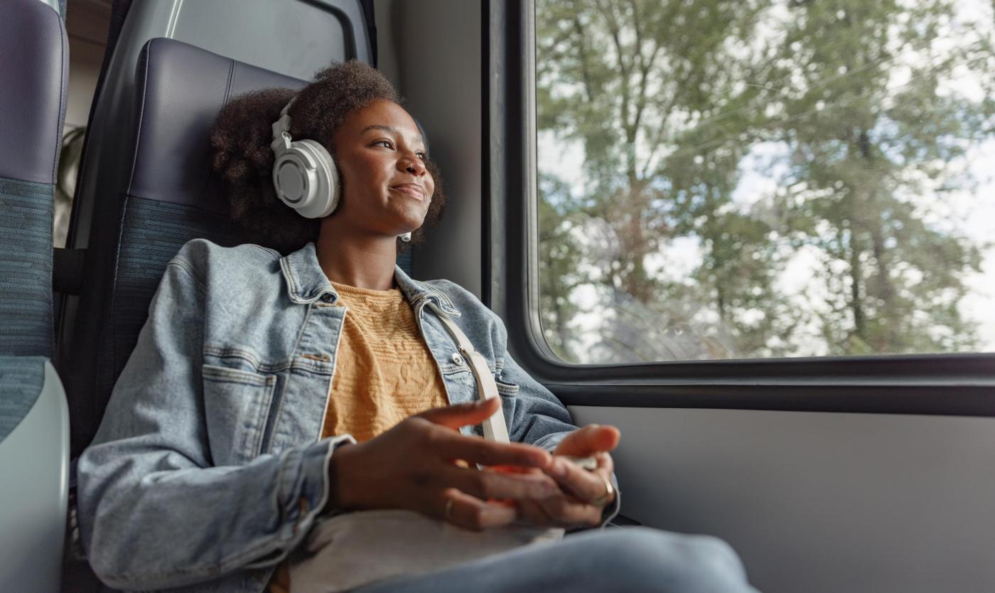 Treinreiziger in een treincoupé