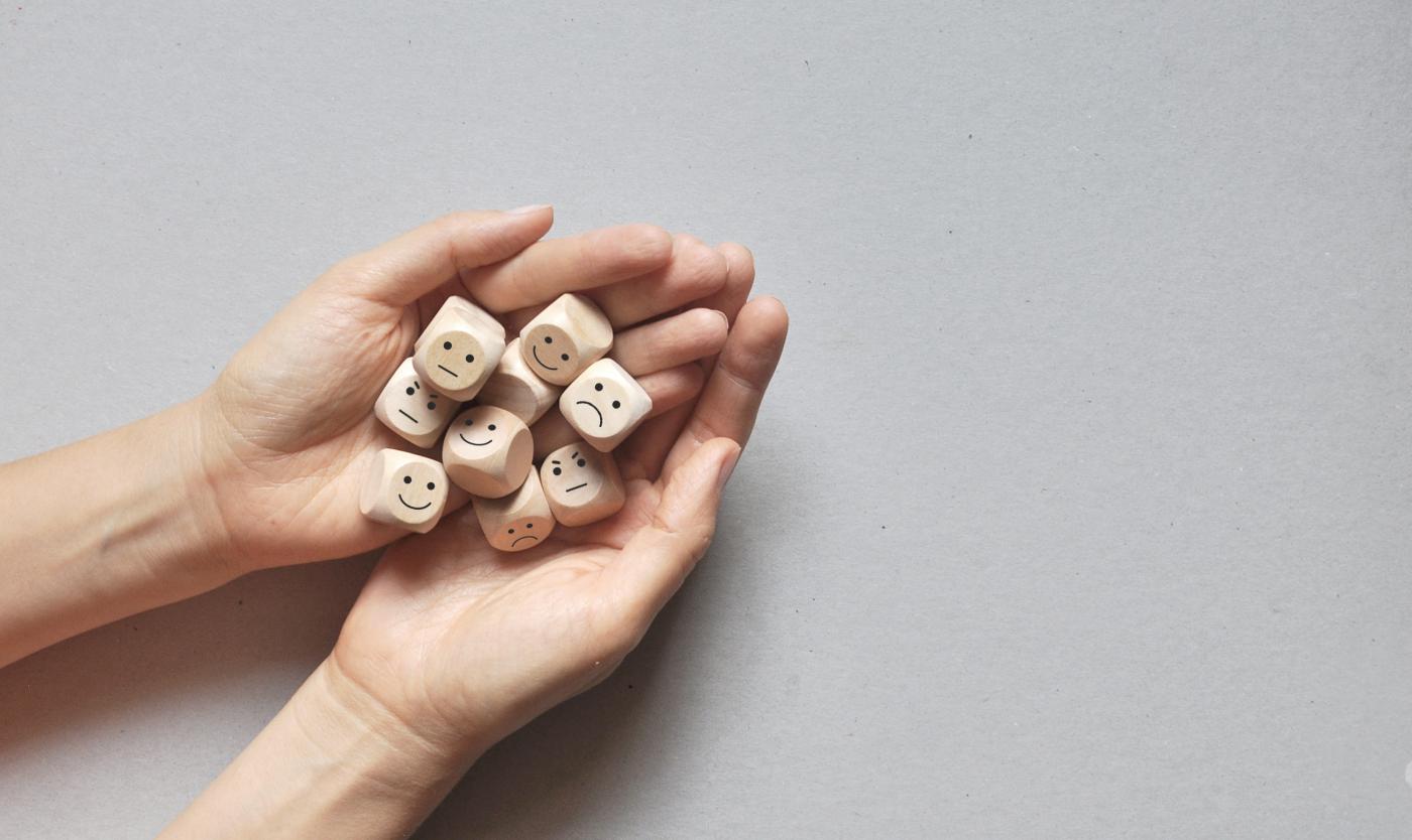 Steentjes met verschillende emoties op