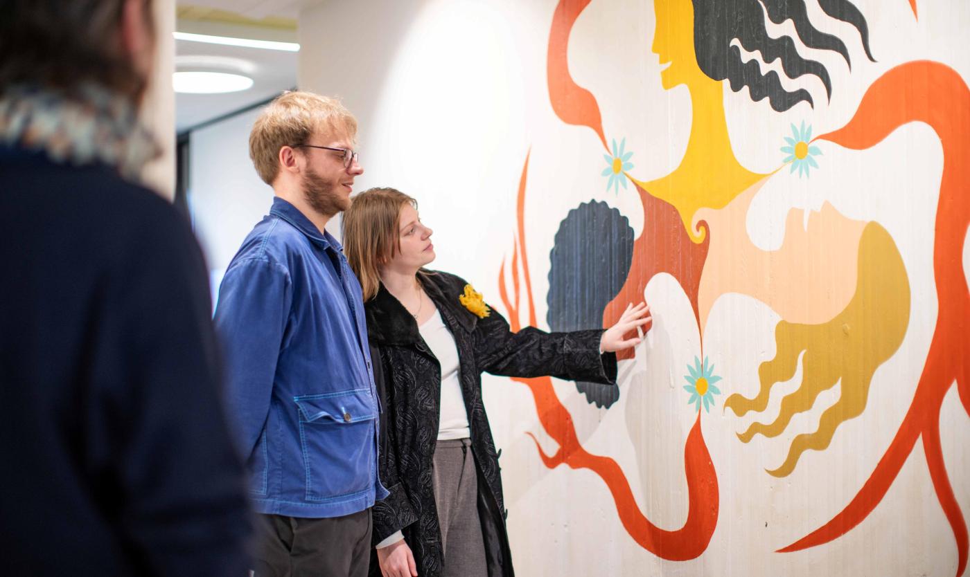 Kinderen van Caroline bekijken de muurschilderingen