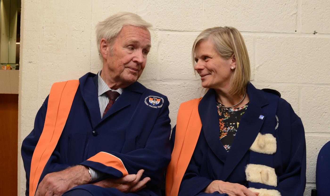 Jan Terlouw met rector Caroline Pauwels tijdens de uitreiking van de eredoctoraten in 2017