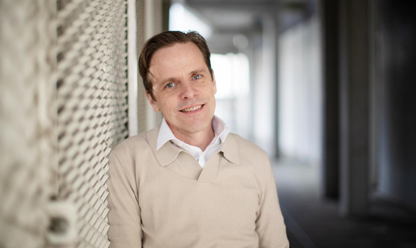 Professor Jo Tondeur over het LIC Professor Jo Tondeur is onderwijstechnoloog en vakdidacticus in de Gedragswetenschappen en leidt leraren op binnen het Multidisciplinair Instituut Lerarenopleiding (MILO) van de VUB.