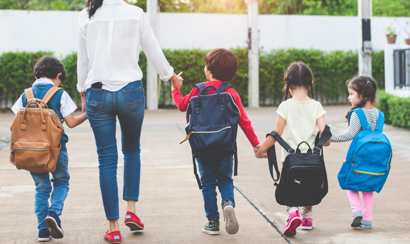 Kinderen op weg naar school