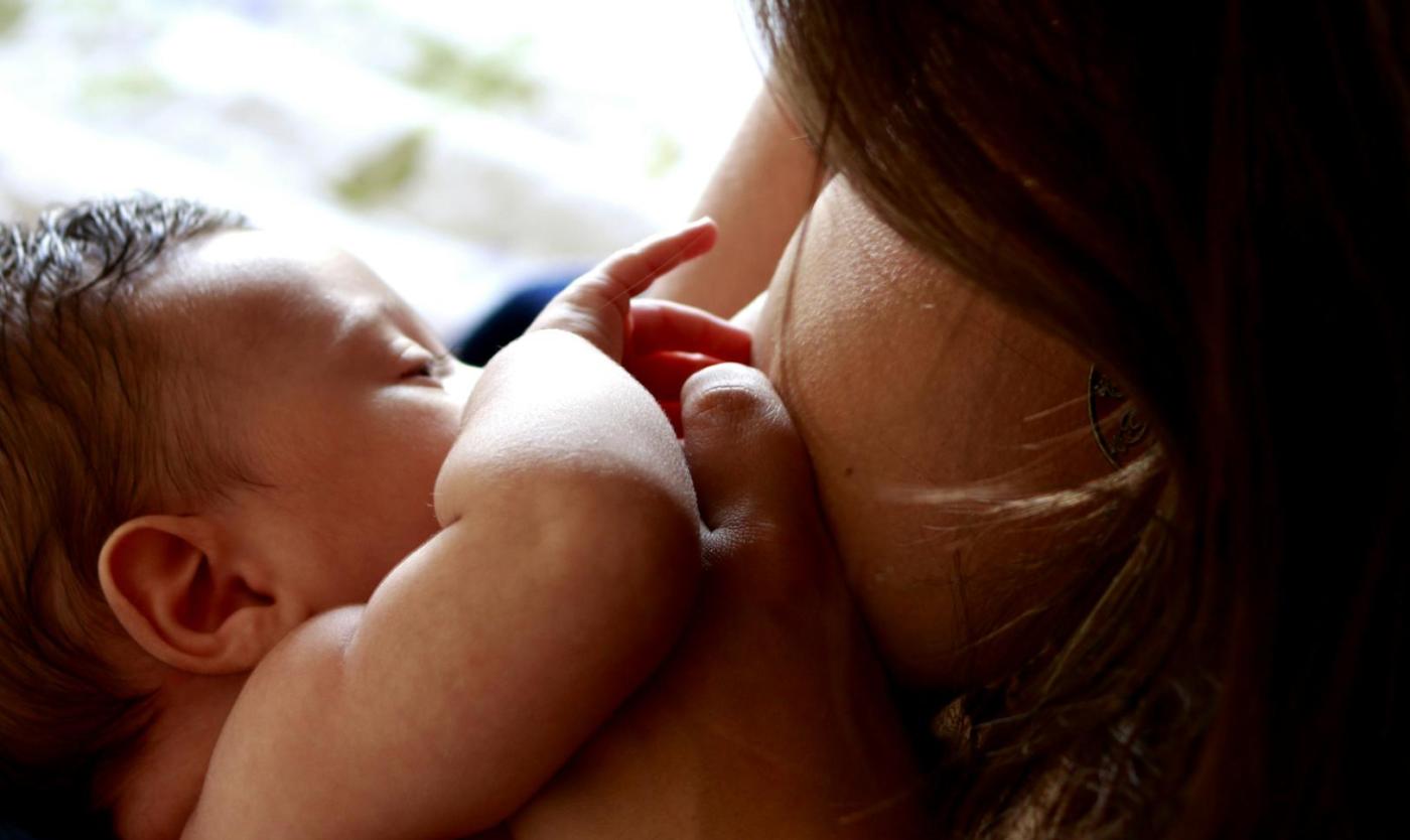 Vrouw geeft borstvoeding Vrouw geeft borstvoeding