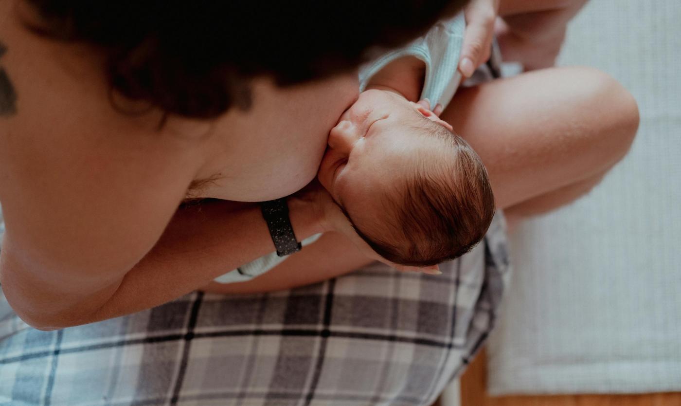 Vrouw geeft borstvoeding