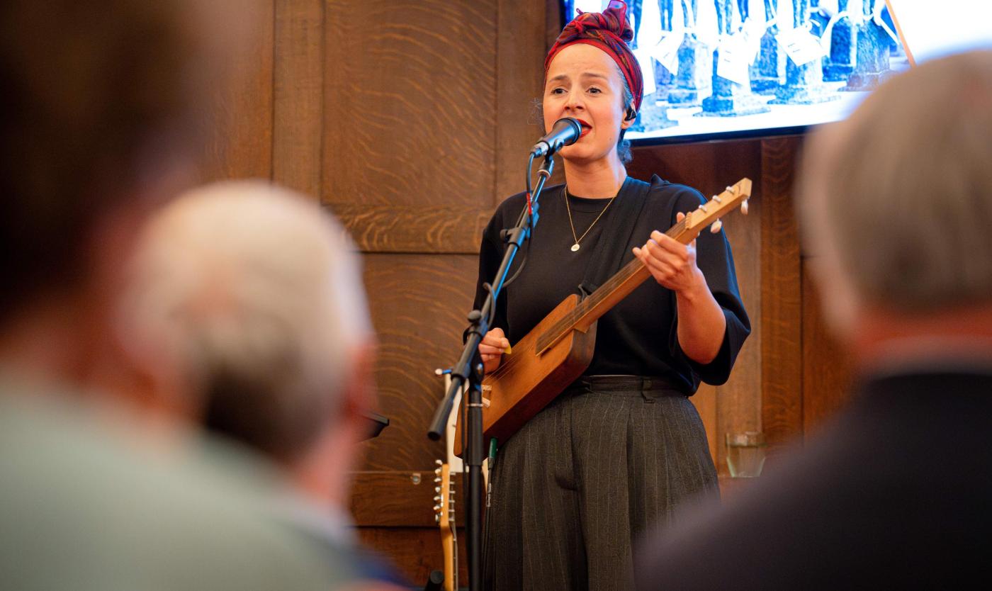 Muzikant Roufaida zorgde voor de muzikale omlijsting tijdens de fellowshipceremonie 2025