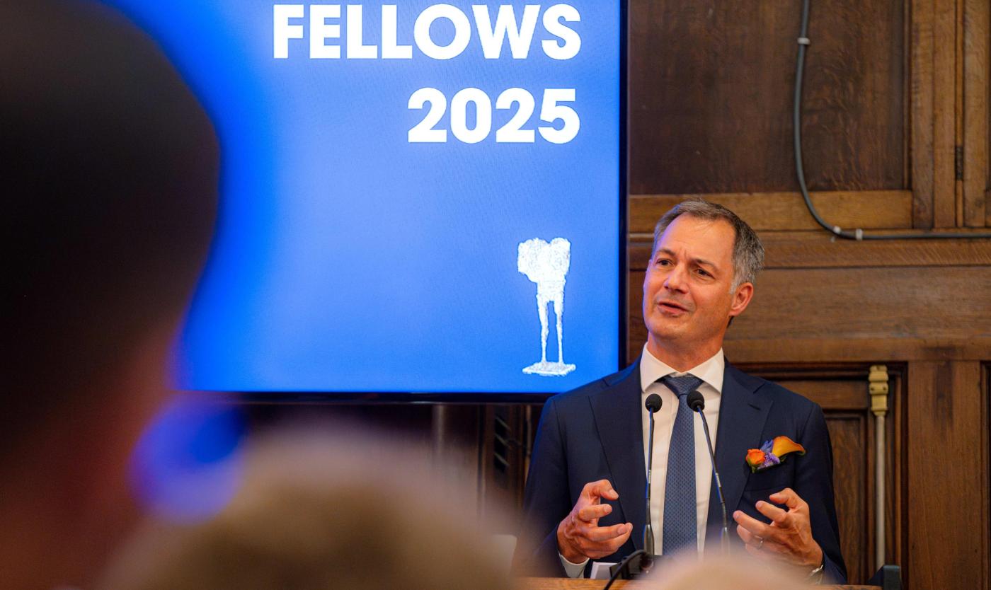 Alexander De Croo, burgemeester van Brakel, tijdens de fellowshipceremonie 2025 Alexander De Croo, burgemeester van Brakel, tijdens de fellowshipceremonie 2025