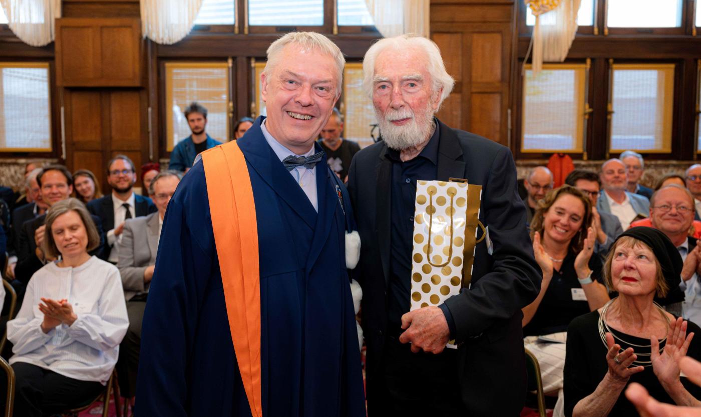 Paul Van Gysegem, kunstenaar van Enkidu, werd tijdens de fellowshipceremonie in de bloemetjes gezet