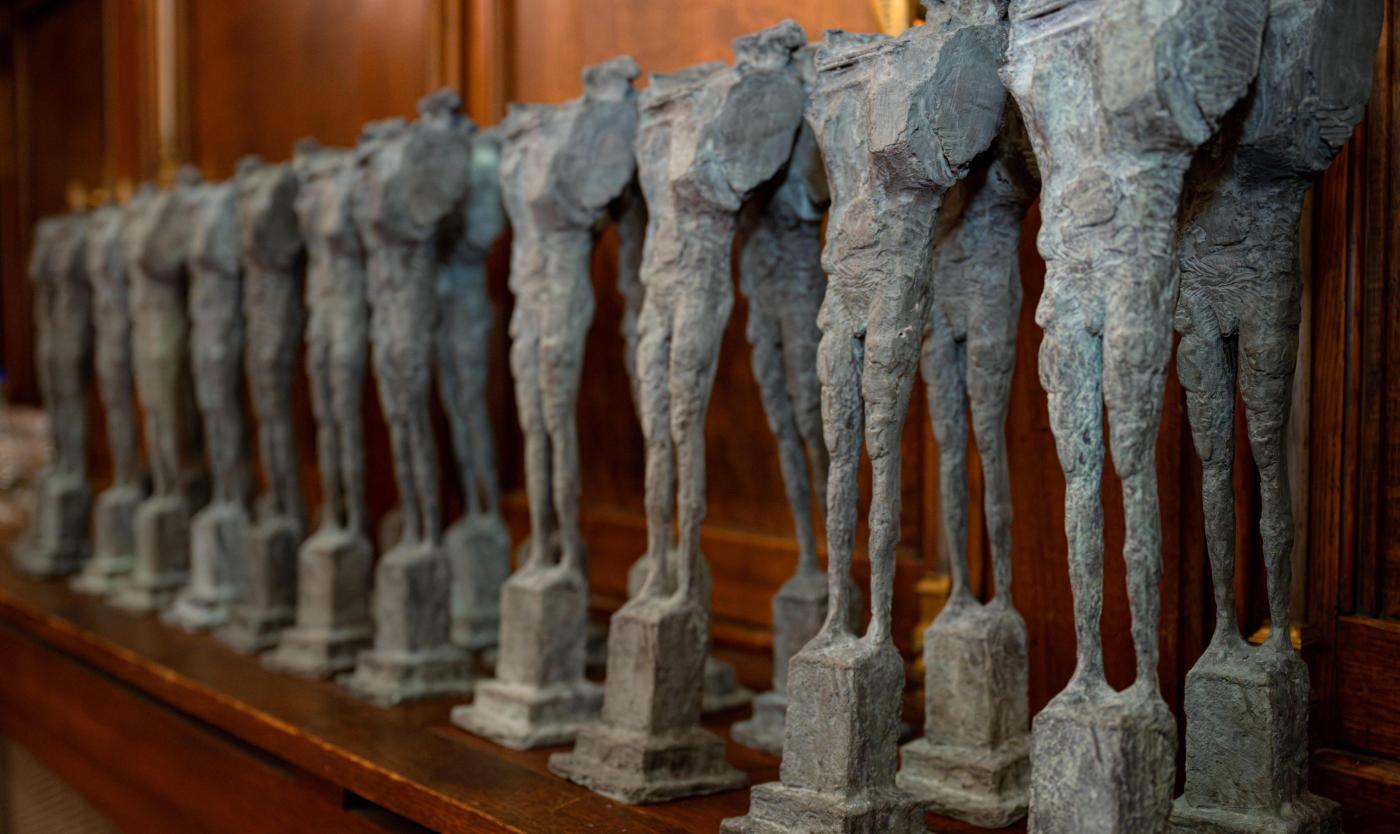 elke nieuwe fellow kreeg een kleine versie van Enkidu, het bronzen beeld dat voor het rectoraatsgebouw staat, gemaakt door kunstenaar Paul Van Gysegem. 