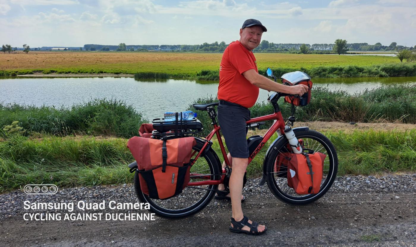 Luc Vandevyvere op de fiets voor Cycling Against Duchenne