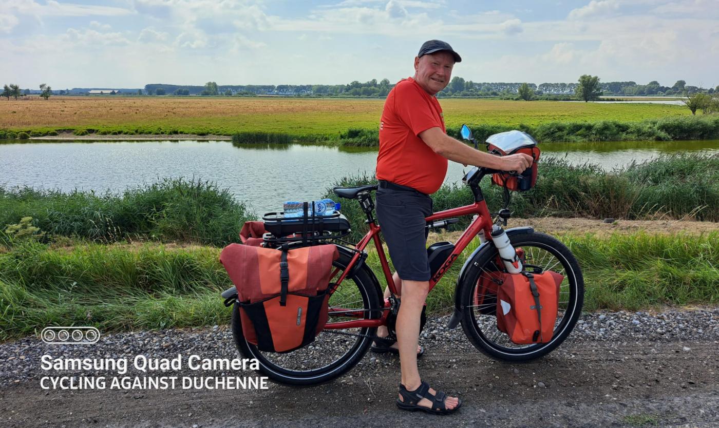 Luc Vandevyvere op de fiets voor Cycling Against Duchenne