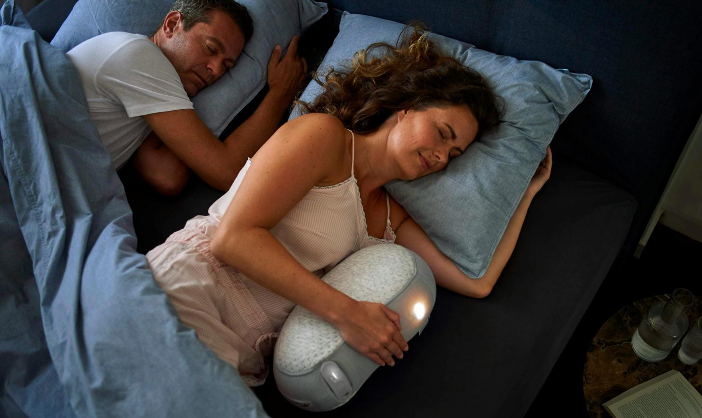 Koppel slaapt naast elkaar met kussen