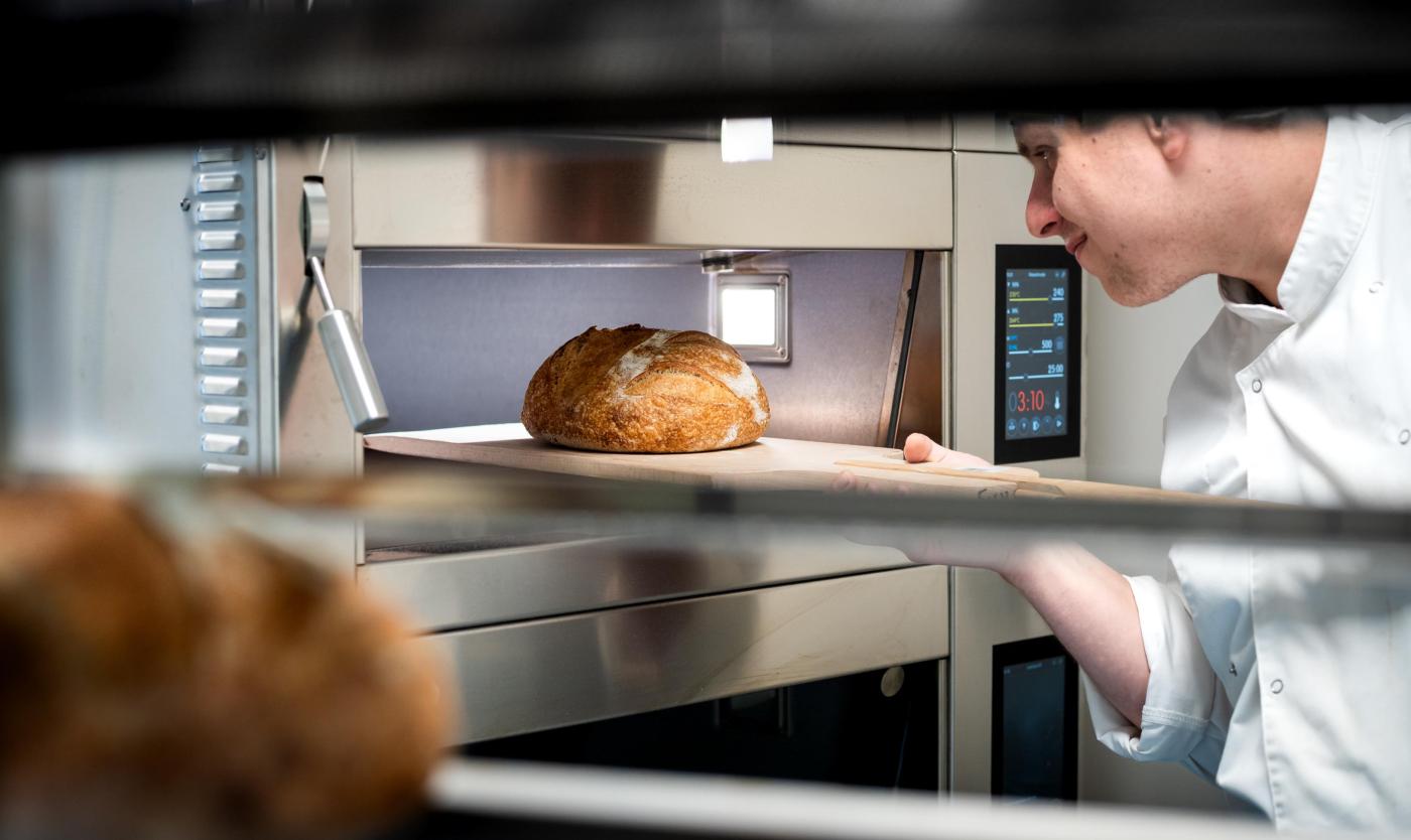 Brood bakken in de VUB Fermented Food Pilot Plant 