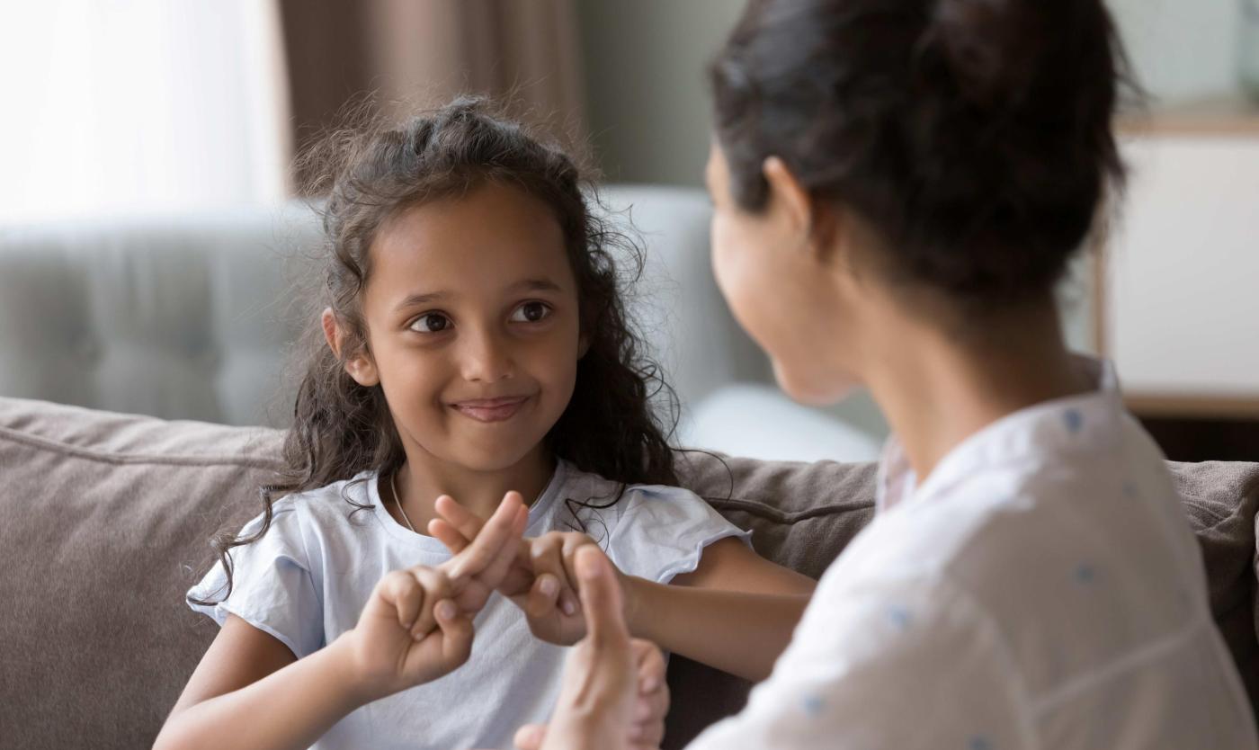 Kind spreekt gebarentaal Kind spreekt gebarentaal met moeder