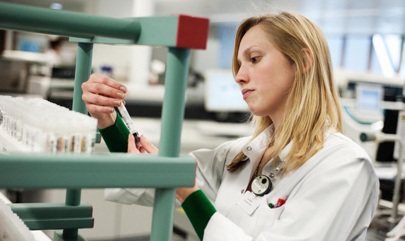 Onderzoeker bekijkt staal in labo