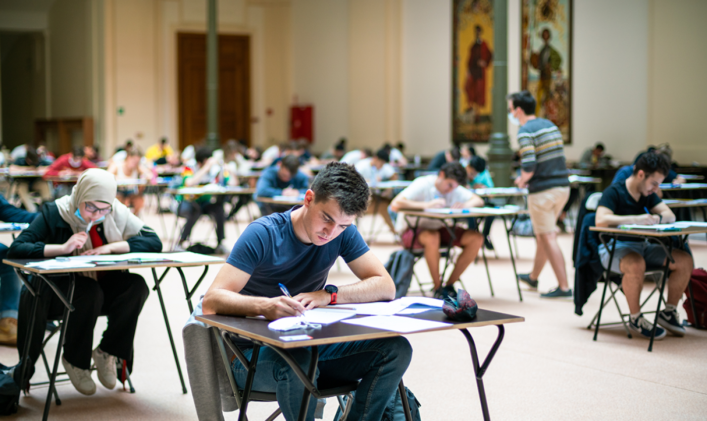 Studenten tijdens examens 