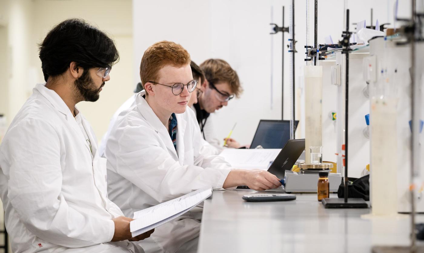 2 mannelijke studenten Farmaceutische Wetenschappen in het labo op de VUB Health Campus