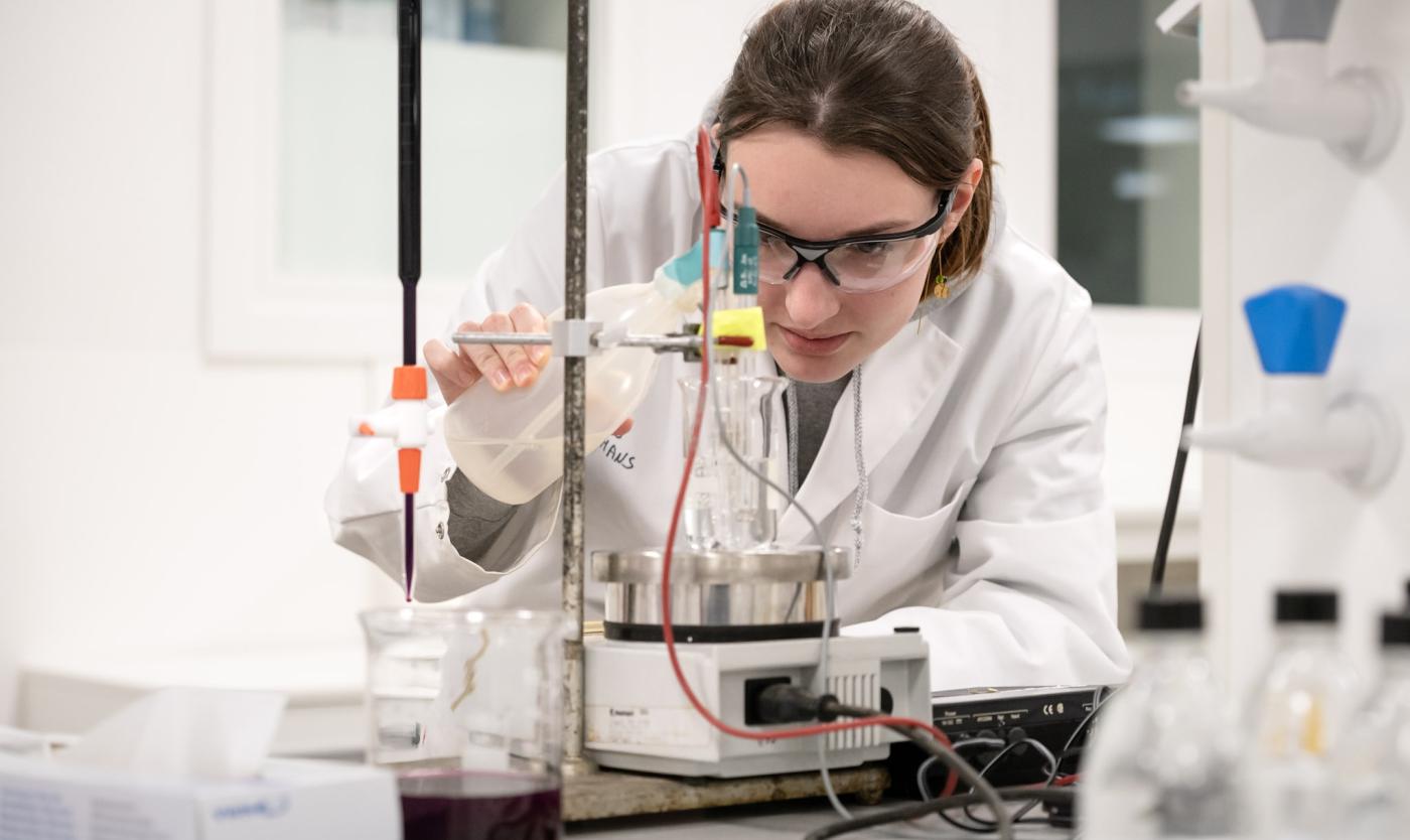 Studente Farmaceutische Wetenschappen voert proef uit in het labo op de VUB Health Campus Studente Farmaceutische Wetenschappen voert proef uit in het labo op de VUB Health Campus