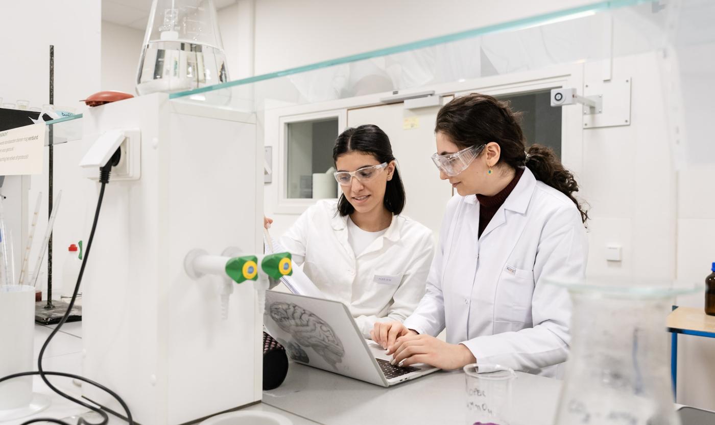 Studenten Farmaceutische Wetenschappen in het labo op de VUB Health Campus