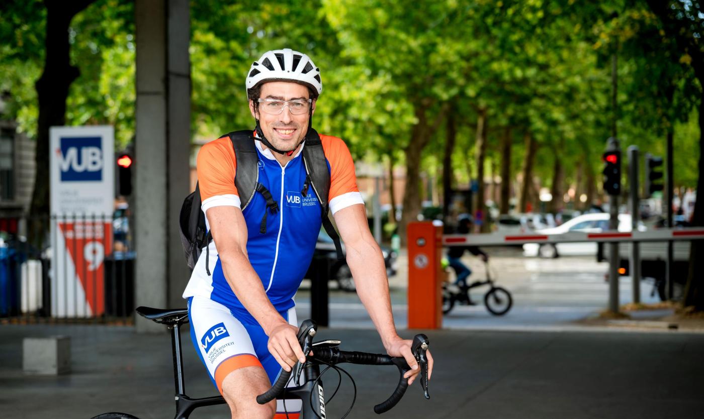 VUB Bewegingswetenschapper Dirk Aerenhouts op de fiets
