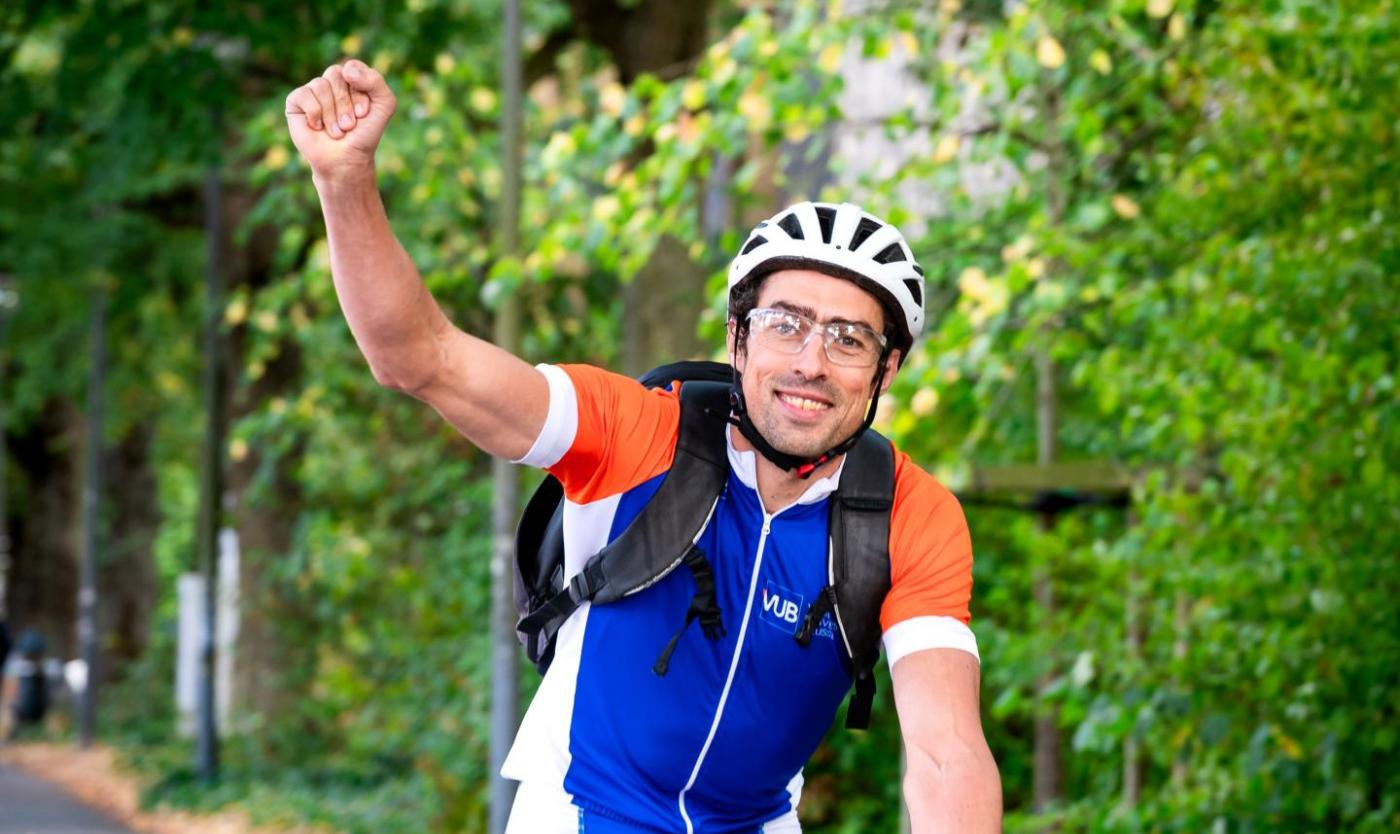 VUB Bewegingswetenschapper Dirk Aerenhouts op de fiets